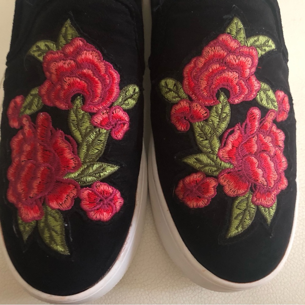 Steve Madden slip ons - Picture 4 of 8
